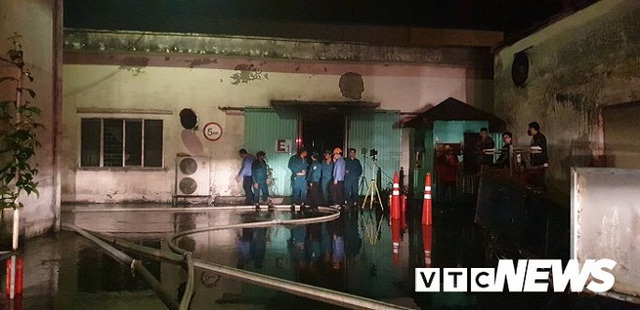 Ảnh: Hàng trăm cảnh sát PCCC căng mình trong đêm dập đám cháy kho chứa đế giày ở Hải Phòng - Ảnh 6.