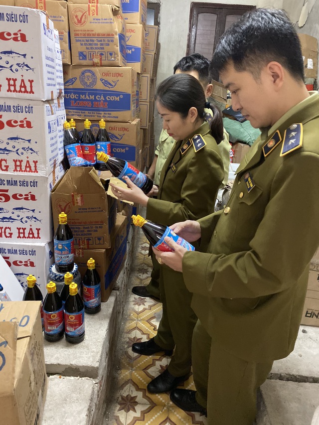 Hơn 3.000 chai nước mắm bị tịch thu tại Nghệ An là hàng giả, không có giá trị sử dụng - Ảnh 1.