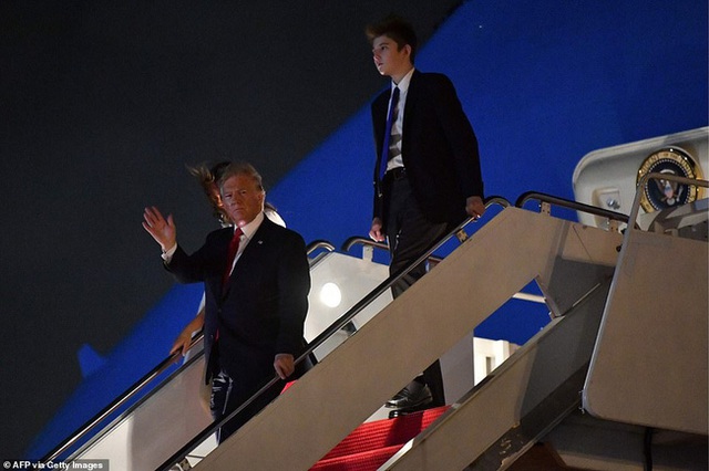 Barron Trump đốn tim hàng ngàn người hâm mộ, tỏa sáng như một ngôi sao và làm lu mờ cả nữ thần Nhà trắng Ivanka - Ảnh 1.