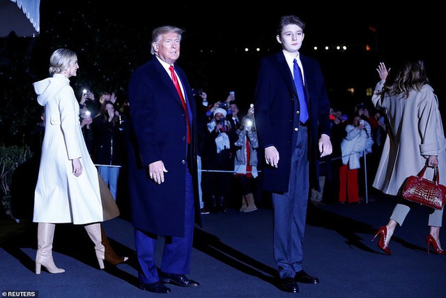 Barron Trump đốn tim hàng ngàn người hâm mộ, tỏa sáng như một ngôi sao và làm lu mờ cả nữ thần Nhà trắng Ivanka - Ảnh 2.