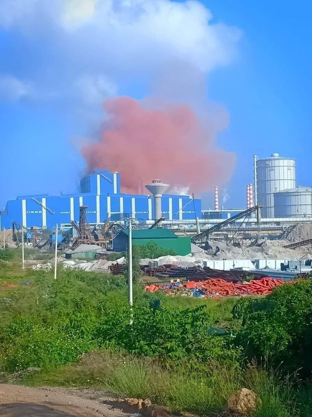 Nhà máy thép Hòa Phát Dung Quất nhả khói màu hồng bất thường - Ảnh 2.