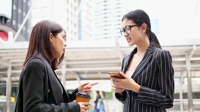 Câu chuyện sư tử sợ chó dại và bài học đối phó với kẻ tiểu nhân cho dân công sở - Ảnh 1.