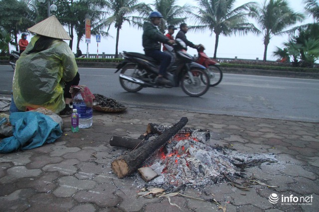 Người dân Hà Nội co ro đốt lửa sưởi ấm trong tiết trời mưa phùn gió rét cuối năm - Ảnh 4.