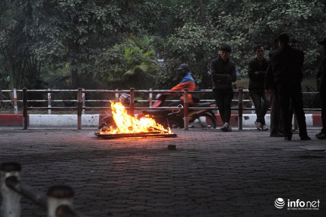 Người dân Hà Nội co ro đốt lửa sưởi ấm trong tiết trời mưa phùn gió rét cuối năm - Ảnh 5.