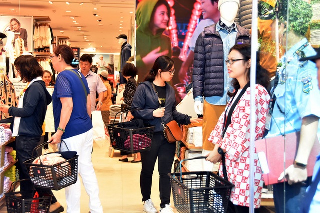 H&M, Zara, UniQlo… khuynh đảo thị trường thời trang Việt - Ảnh 1.