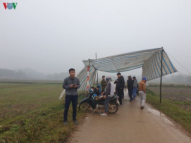 Rác thải ùn ứ ở nội thành Hà Nội sau khi dân Sóc Sơn chặn xe rác - Ảnh 1.