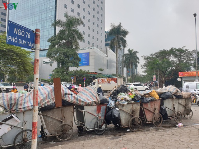Rác thải ùn ứ ở nội thành Hà Nội sau khi dân Sóc Sơn chặn xe rác - Ảnh 13.