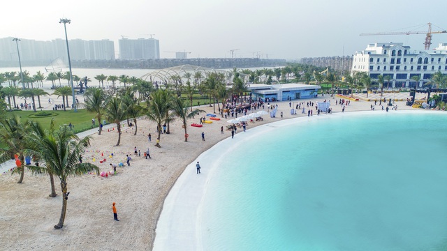 Cận cảnh khu đô thị tại Hà Nội có biển hồ nước mặn và hồ nước ngọt nhân tạo trải cát trắng lớn nhất thế giới - Ảnh 3.