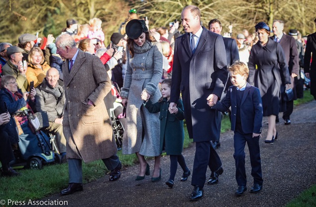 Vắng em dâu Meghan Markle, Công nương Kate nở nụ cười tỏa nắng, tâm điểm chú ý là Công chúa Charlotte nổi bật như một ngôi sao - Ảnh 2.