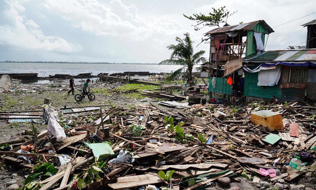 Bão Phanfone đổ bộ Philippines, ít nhất 24 người thiệt mạng - Ảnh 1.