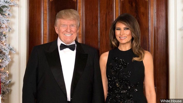 Hé lộ lý do bất ngờ khiến Đệ nhất phu nhân Mỹ hiếm khi nở nụ cười, giữ nét mặt lạnh lùng đứng cạnh ông Trump bị nhiều người chỉ trích - Ảnh 3.