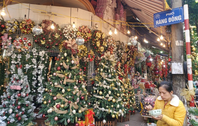 Thị trường Giáng sinh vào cao điểm, tiểu thương Hàng Mã vừa ăn vừa bán hàng - Ảnh 12.