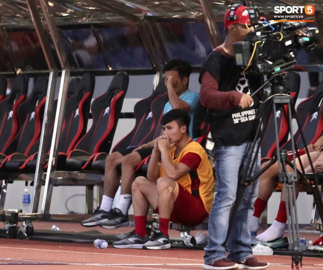 Quang Hải cắn răng, đứng ngồi không yên trước khi vỡ òa với cú sút penalty của Tiến Linh - Ảnh 2.