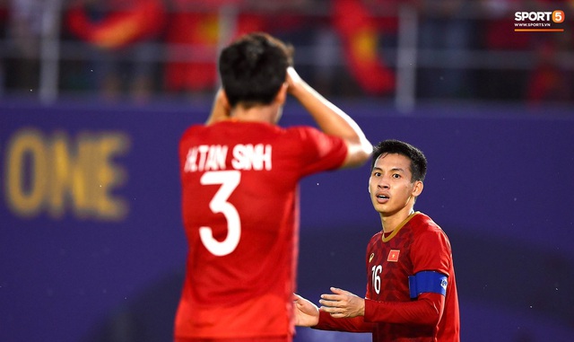 U22 Việt Nam ăn mừng đầy cảm xúc sau bàn thắng gỡ hòa 2-2 của Tiến Linh vào lưới U22 Thái Lan - Ảnh 3.