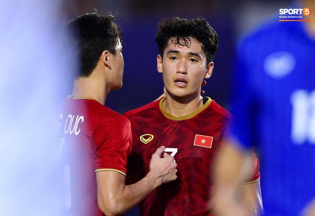 U22 Việt Nam ăn mừng đầy cảm xúc sau bàn thắng gỡ hòa 2-2 của Tiến Linh vào lưới U22 Thái Lan - Ảnh 5.