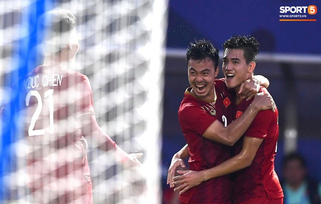 U22 Việt Nam ăn mừng đầy cảm xúc sau bàn thắng gỡ hòa 2-2 của Tiến Linh vào lưới U22 Thái Lan - Ảnh 8.