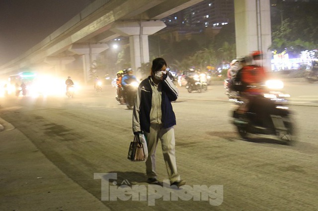 Khổ sở bịt mũi, che mồm vượt sa mạc ở Hà Nội - Ảnh 9.