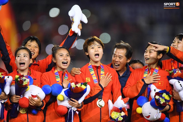 Tuyển nữ Việt Nam được thưởng hơn 10 tỷ đồng cùng nhiều hiện vật sau khi giành huy chương vàng SEA Games 30 - Ảnh 6.