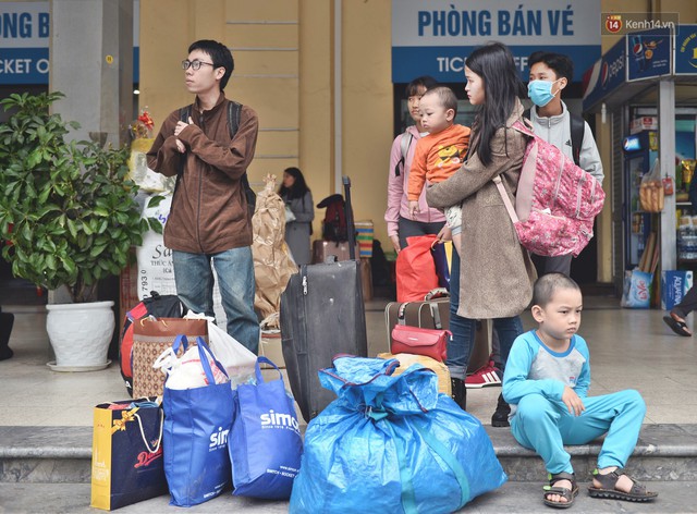 Kết thúc ngày làm việc cuối cùng của năm cũ: Người người vượt khói bụi kẹt xe, hân hoan về quê ăn Tết - Ảnh 1. Kết thúc ngày làm việc cuối cùng của năm cũ: Người người vượt khói bụi kẹt xe, hân hoan về quê ăn Tết - Ảnh 1.