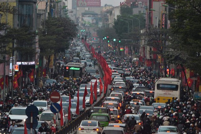  Hà Nội: Các tuyến phố nội đô ùn tắc cục bộ sau ngày làm việc cuối năm - Ảnh 1.