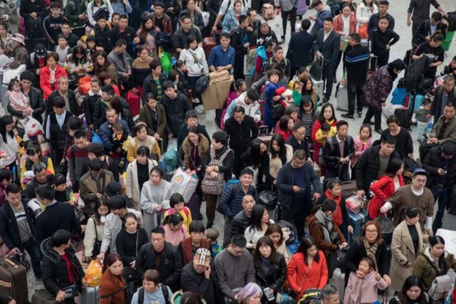 Mùa xuân vận của Trung Quốc: Hàng trăm triệu người nghìn nghịt đổ về quê ăn Tết, chen chúc nhau khắp ga tàu, bến bãi - Ảnh 2.