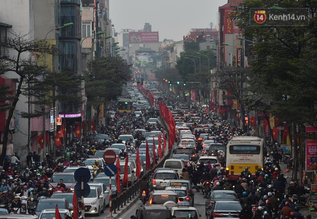 Kết thúc ngày làm việc cuối cùng của năm cũ: Người người vượt khói bụi kẹt xe, hân hoan về quê ăn Tết - Ảnh 12.