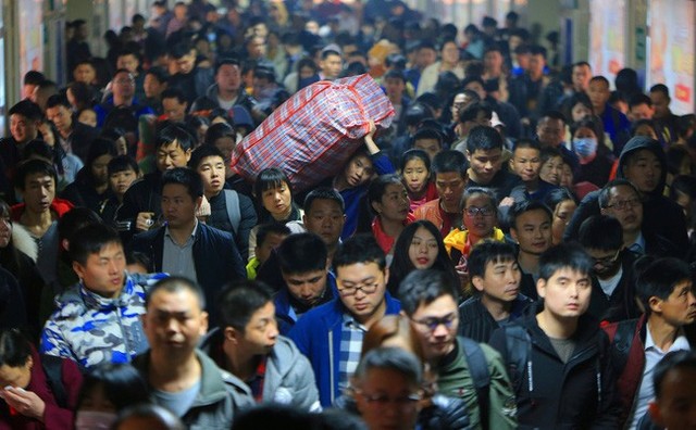 Mùa xuân vận của Trung Quốc: Hàng trăm triệu người nghìn nghịt đổ về quê ăn Tết, chen chúc nhau khắp ga tàu, bến bãi - Ảnh 12.