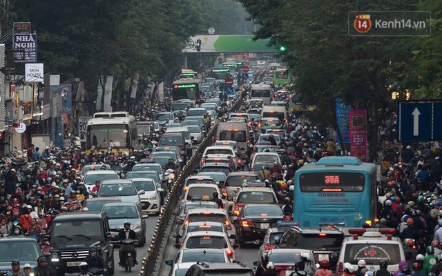 Kết thúc ngày làm việc cuối cùng của năm cũ: Người người vượt khói bụi kẹt xe, hân hoan về quê ăn Tết - Ảnh 13. Kết thúc ngày làm việc cuối cùng của năm cũ: Người người vượt khói bụi kẹt xe, hân hoan về quê ăn Tết - Ảnh 13.
