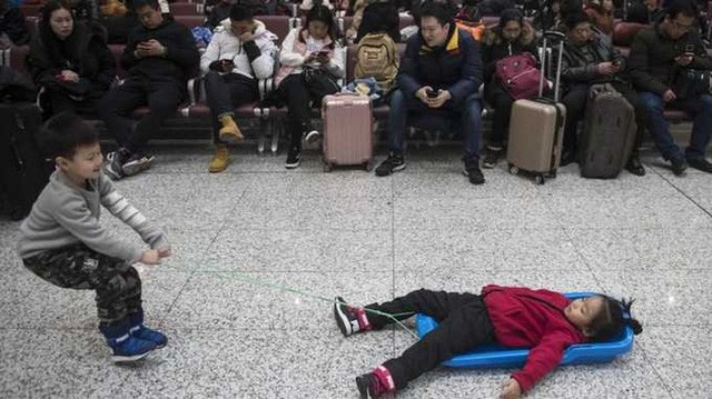 Mùa xuân vận của Trung Quốc: Hàng trăm triệu người nghìn nghịt đổ về quê ăn Tết, chen chúc nhau khắp ga tàu, bến bãi - Ảnh 15.