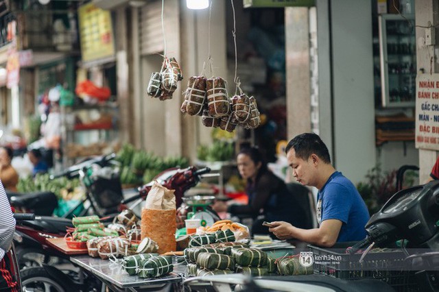 Chùm ảnh: Hà Nội 27 Tết đẹp dịu dàng, mộc mạc và ấp áp trong nắng Xuân sớm - Ảnh 16.