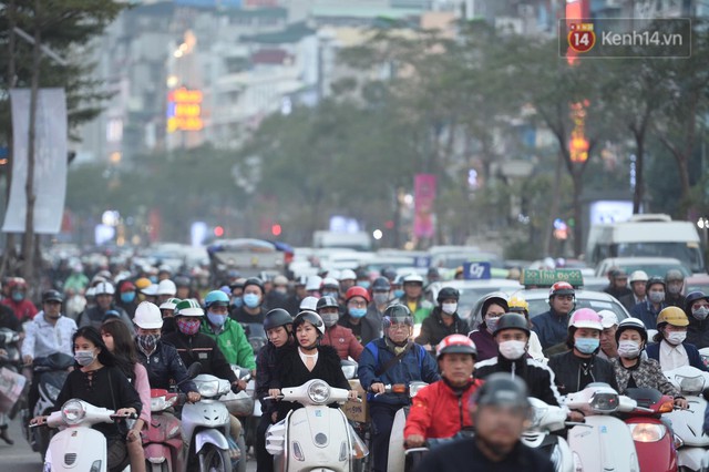 Kết thúc ngày làm việc cuối cùng của năm cũ: Người người vượt khói bụi kẹt xe, hân hoan về quê ăn Tết - Ảnh 16.