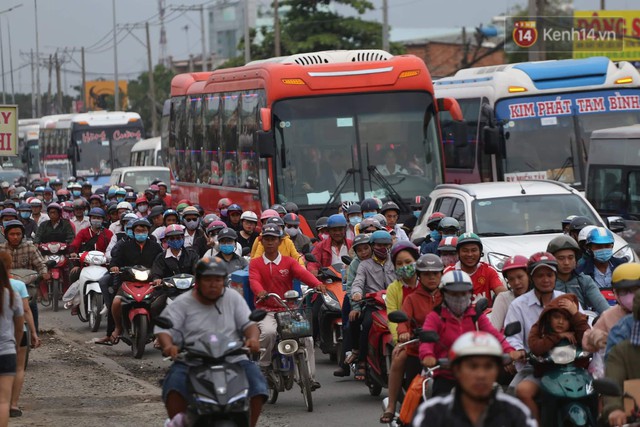 Kết thúc ngày làm việc cuối cùng của năm cũ: Người người vượt khói bụi kẹt xe, hân hoan về quê ăn Tết - Ảnh 18.