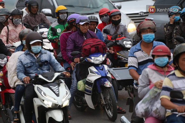 Kết thúc ngày làm việc cuối cùng của năm cũ: Người người vượt khói bụi kẹt xe, hân hoan về quê ăn Tết - Ảnh 19.