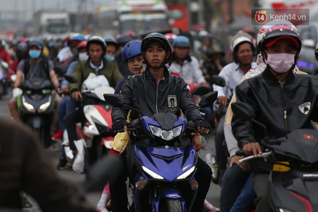 Kết thúc ngày làm việc cuối cùng của năm cũ: Người người vượt khói bụi kẹt xe, hân hoan về quê ăn Tết - Ảnh 20. Kết thúc ngày làm việc cuối cùng của năm cũ: Người người vượt khói bụi kẹt xe, hân hoan về quê ăn Tết - Ảnh 20.