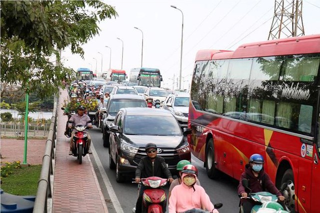 Người dân ùn ùn về quê ăn Tết, cửa ngõ Sài Gòn kẹt cứng - Ảnh 2.