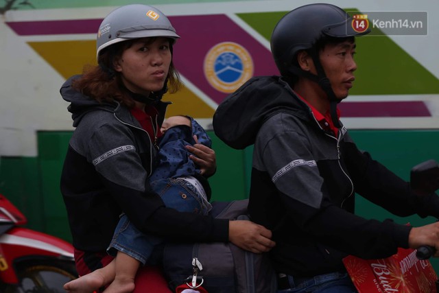Kết thúc ngày làm việc cuối cùng của năm cũ: Người người vượt khói bụi kẹt xe, hân hoan về quê ăn Tết - Ảnh 28. Kết thúc ngày làm việc cuối cùng của năm cũ: Người người vượt khói bụi kẹt xe, hân hoan về quê ăn Tết - Ảnh 28.