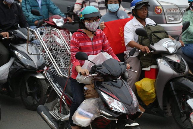 Kết thúc ngày làm việc cuối cùng của năm cũ: Người người vượt khói bụi kẹt xe, hân hoan về quê ăn Tết - Ảnh 29.