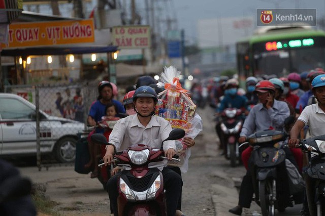 Kết thúc ngày làm việc cuối cùng của năm cũ: Người người vượt khói bụi kẹt xe, hân hoan về quê ăn Tết - Ảnh 30.