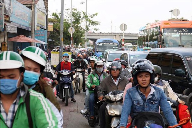 Người dân ùn ùn về quê ăn Tết, cửa ngõ Sài Gòn kẹt cứng - Ảnh 3.