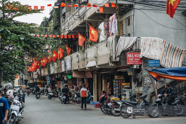 Chùm ảnh: Hà Nội 27 Tết đẹp dịu dàng, mộc mạc và ấp áp trong nắng Xuân sớm - Ảnh 4.