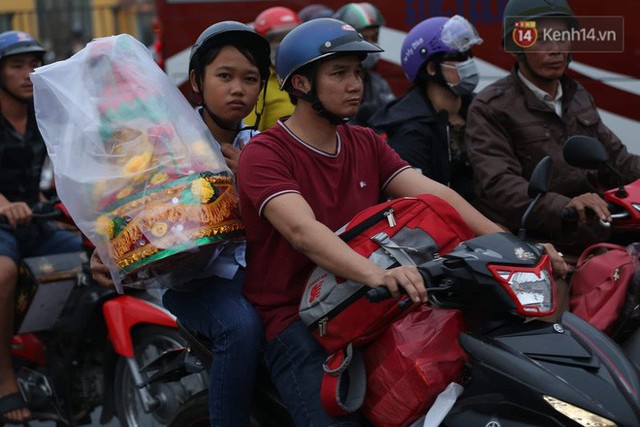 Kết thúc ngày làm việc cuối cùng của năm cũ: Người người vượt khói bụi kẹt xe, hân hoan về quê ăn Tết - Ảnh 32.