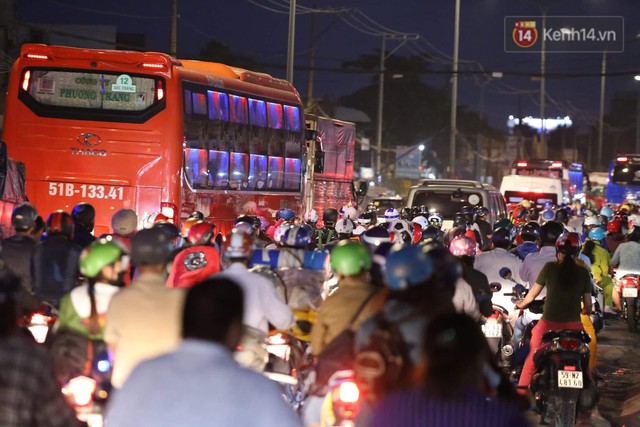 Kết thúc ngày làm việc cuối cùng của năm cũ: Người người vượt khói bụi kẹt xe, hân hoan về quê ăn Tết - Ảnh 34.