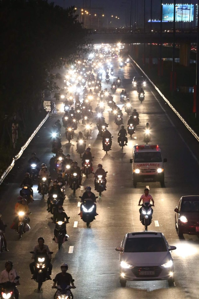 Kết thúc ngày làm việc cuối cùng của năm cũ: Người người vượt khói bụi kẹt xe, hân hoan về quê ăn Tết - Ảnh 35. Kết thúc ngày làm việc cuối cùng của năm cũ: Người người vượt khói bụi kẹt xe, hân hoan về quê ăn Tết - Ảnh 35.