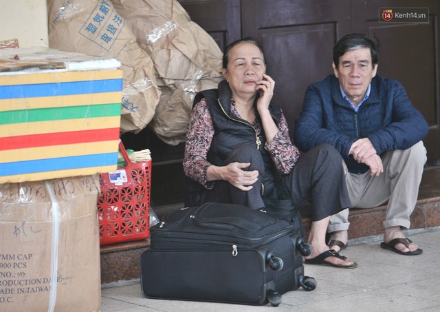 Kết thúc ngày làm việc cuối cùng của năm cũ: Người người vượt khói bụi kẹt xe, hân hoan về quê ăn Tết - Ảnh 5. Kết thúc ngày làm việc cuối cùng của năm cũ: Người người vượt khói bụi kẹt xe, hân hoan về quê ăn Tết - Ảnh 5.