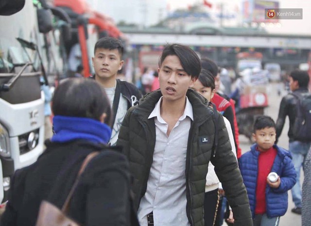 Kết thúc ngày làm việc cuối cùng của năm cũ: Người người vượt khói bụi kẹt xe, hân hoan về quê ăn Tết - Ảnh 6. Kết thúc ngày làm việc cuối cùng của năm cũ: Người người vượt khói bụi kẹt xe, hân hoan về quê ăn Tết - Ảnh 6.