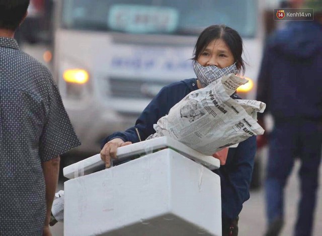 Kết thúc ngày làm việc cuối cùng của năm cũ: Người người vượt khói bụi kẹt xe, hân hoan về quê ăn Tết - Ảnh 8.