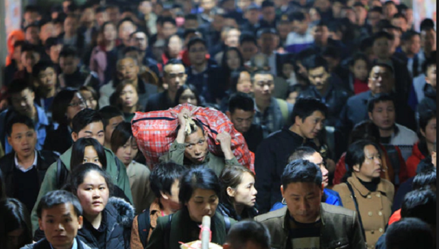 Mùa xuân vận của Trung Quốc: Hàng trăm triệu người nghìn nghịt đổ về quê ăn Tết, chen chúc nhau khắp ga tàu, bến bãi - Ảnh 8.
