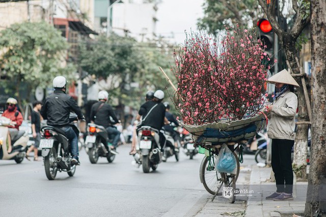 Chùm ảnh: Hà Nội 27 Tết đẹp dịu dàng, mộc mạc và ấp áp trong nắng Xuân sớm - Ảnh 9.