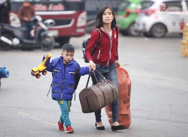 Kết thúc ngày làm việc cuối cùng của năm cũ: Người người vượt khói bụi kẹt xe, hân hoan về quê ăn Tết - Ảnh 9. Kết thúc ngày làm việc cuối cùng của năm cũ: Người người vượt khói bụi kẹt xe, hân hoan về quê ăn Tết - Ảnh 9.
