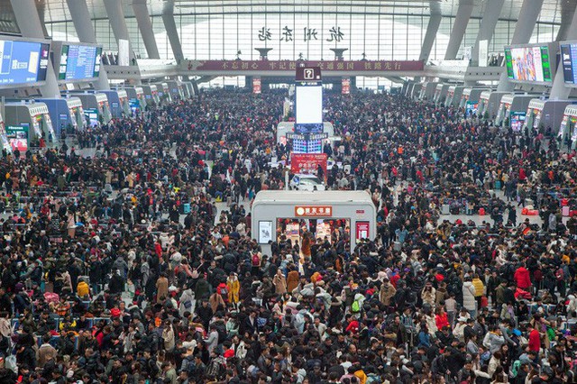 Mùa xuân vận của Trung Quốc: Hàng trăm triệu người nghìn nghịt đổ về quê ăn Tết, chen chúc nhau khắp ga tàu, bến bãi - Ảnh 9.